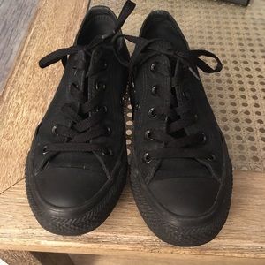 Black low top converse all stars